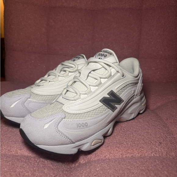 New Balance 1000 Cream and Gray Sneakers - Picture 2 of 8